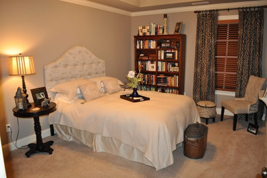Aménagement d'une chambre contemporaine de taille moyenne avec un mur beige et un sol beige.