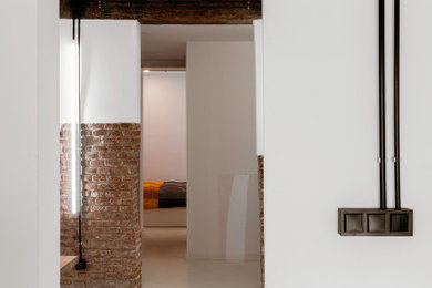 マドリードにある低価格の中くらいなインダストリアルスタイルのおしゃれなLDK (白い壁、白い床、表し梁) の写真