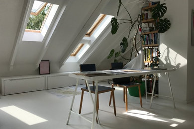 Mittelgroßes Modernes Arbeitszimmer mit Studio, weißer Wandfarbe, Betonboden, Kamin, freistehendem Schreibtisch und weißem Boden in Sonstige