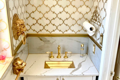 Foto de aseo pequeño con sanitario de una pieza, baldosas y/o azulejos de mármol, suelo de baldosas de porcelana, lavabo bajoencimera y encimera de cuarcita