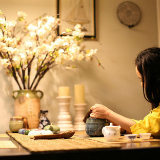 他の地域の小さいアジアンスタイルのおしゃれなバーカート (ドロップインシンク、インセット扉のキャビネット、ベージュのキャビネット、亜鉛製カウンター、白いキッチンパネル、石タイルのキッチンパネル、合板フローリング) の写真