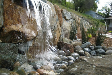 Photo of a rustic landscaping in Sacramento.