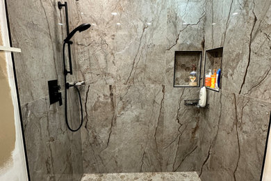 ロサンゼルスにあるお手頃価格のコンテンポラリースタイルのおしゃれな浴室 (茶色いタイル、磁器タイル、磁器タイルの床、シャワーカーテン) の写真