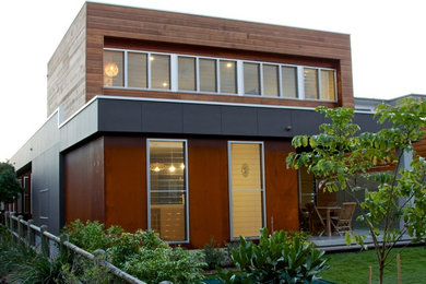 Photo of a contemporary home in Gold Coast - Tweed.