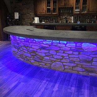 他の地域の大きいカントリー風おしゃれな着席型バー (ヴィンテージ仕上げキャビネット、木材カウンター、茶色いキッチンパネル、木材のキッチンパネル、スレートの床、グレーの床、茶色いキッチンカウンター) の写真