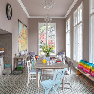 Exempel på en stor eklektisk matplats med öppen planlösning, med flerfärgat golv, bruna väggar och klinkergolv i keramik