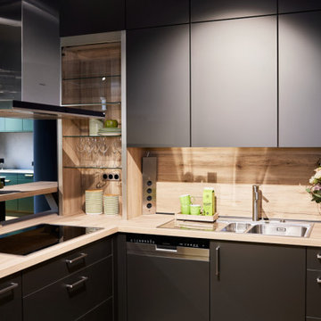 Graue Küche mit Holz kombiniert Modern mit Bartheke