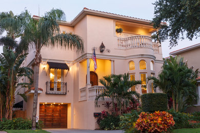 Photo of a tropical home design in Tampa.