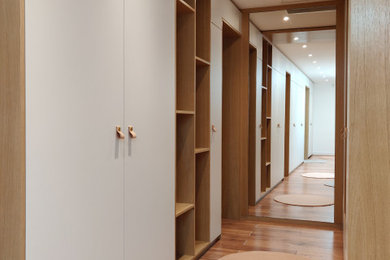 Idées déco pour un dressing room scandinave neutre avec un placard à porte affleurante.