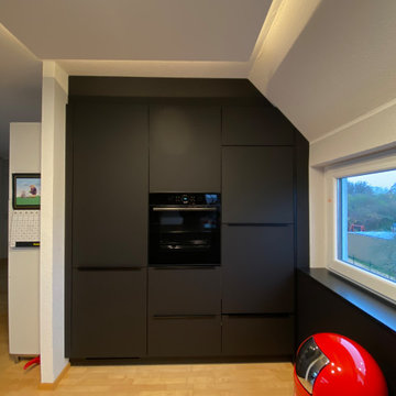 Küche Schwarz mit Insel und individuellem Küchenschrank