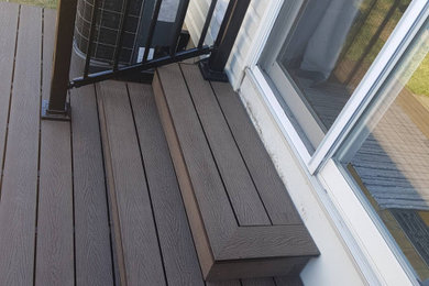 Example of a mid-sized transitional backyard metal railing deck design in Ottawa