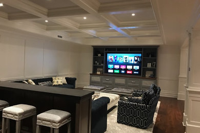 Example of a classic family room design in New York