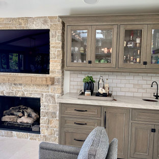 オレンジカウンティのビーチスタイルのおしゃれなホームバー (アンダーカウンターシンク、インセット扉のキャビネット、グレーのキャビネット、珪岩カウンター、ライムストーンの床、ベージュの床、ベージュのキッチンカウンター) の写真