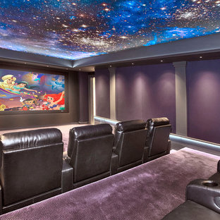 Inspiration pour une salle de cinéma traditionnelle fermée avec un mur violet, moquette, un sol violet et un écran de projection.