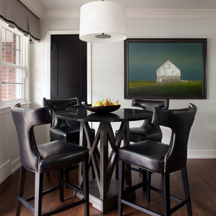 デトロイトのトランジショナルスタイルのLDKの画像 (グレーの壁、濃色無垢フローリング)