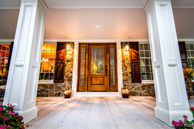 This is an example of an expansive traditional entryway in Baltimore.