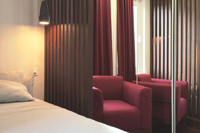 Идея дизайна: хозяйская спальня среднего размера в скандинавском стиле с белыми стенами, темным паркетным полом и коричневым полом