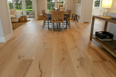 Example of a minimalist dining room design in Boston