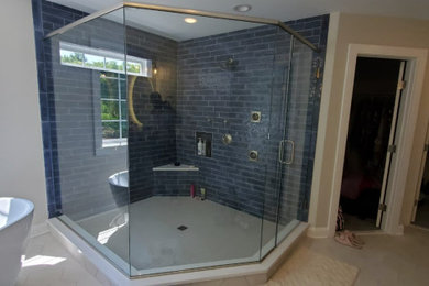 Example of a minimalist bathroom design
