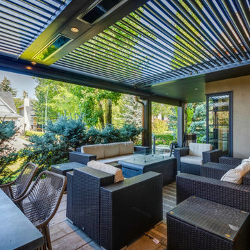 Adjustable Pergola Outdoor Seating/Dinning Area with Phantom Screens