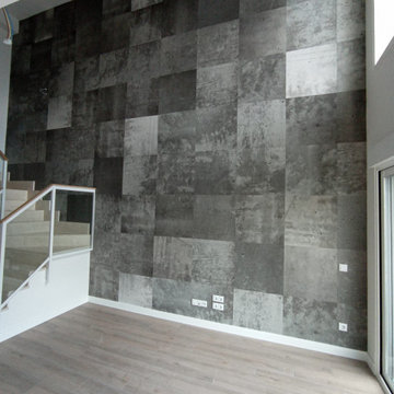 Revestimiento mural en doble altura en vivienda – Madrid