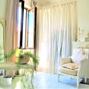 Idéer för att renovera ett mellanstort shabby chic-inspirerat sovrum, med målat trägolv, en standard öppen spis, en spiselkrans i trä och vitt golv