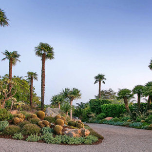 Stilmix Kiesgarten mit Auffahrt und direkter Sonneneinstrahlung in Santa Barbara