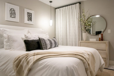 マイアミにあるコンテンポラリースタイルのおしゃれな客用寝室 (グレーの壁、磁器タイルの床、白い床) のインテリア