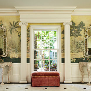 Exempel på en mycket stor klassisk hall, med flerfärgade väggar