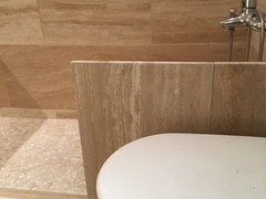 Plato de ducha y mampara en un baño de mármol