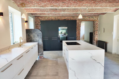 Esempio di una grande cucina con lavello a doppia vasca, ante a filo, ante nere, paraspruzzi bianco, elettrodomestici in acciaio inossidabile, pavimento con piastrelle in ceramica, pavimento grigio e top bianco