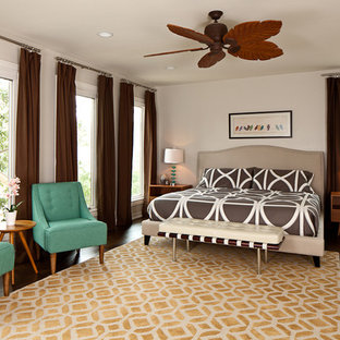 Modelo de dormitorio moderno con paredes blancas y suelo de madera oscura