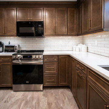 Maple Stained Shaker Kitchen Cabinets with Peninsula Bar