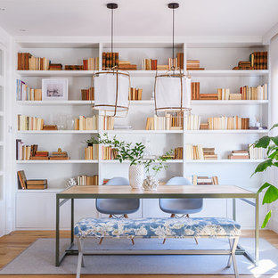 Ispirazione per uno studio mediterraneo di medie dimensioni con pareti bianche