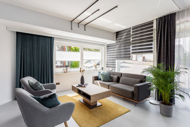 Mittelgroßes, Repräsentatives, Offenes Modernes Wohnzimmer in grau-weiß ohne Kamin mit weißer Wandfarbe, Vinylboden, TV-Wand und grauem Boden in Düsseldorf