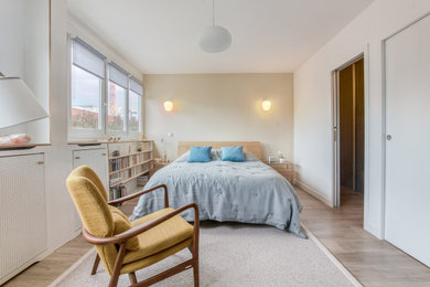 Aménagement d'une chambre parentale scandinave de taille moyenne avec un mur beige, un sol en liège, un sol beige, du papier peint et verrière.