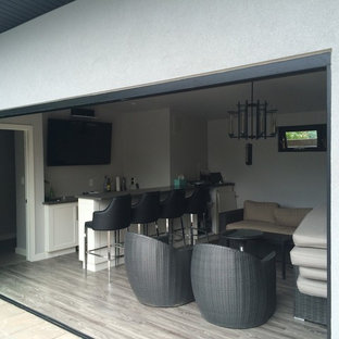 トロントのミッドセンチュリースタイルのおしゃれなプールの写真