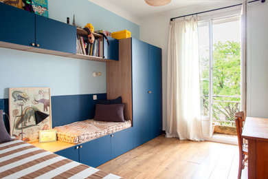 Cette image montre une chambre d'enfant minimaliste.