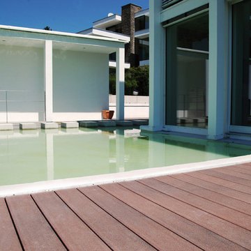 Modernes Haus mit WPC Terrasse und großzügiger Wasserfläche