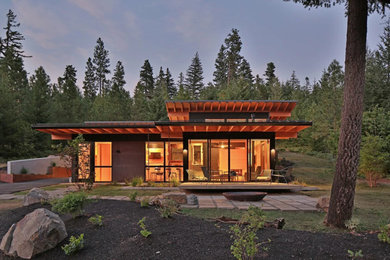 Design ideas for a mid-sized contemporary one-storey house exterior in Seattle with a shed roof.