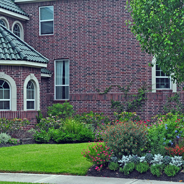 Cottage-style front yard in Braeswood Place