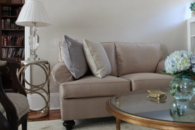 Example of a transitional living room design in New York