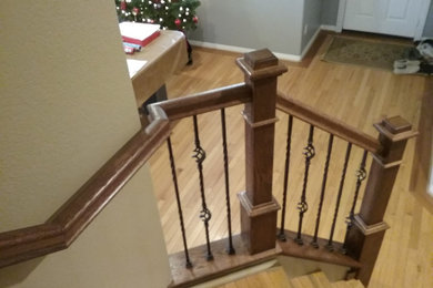 Idées déco pour un escalier classique en U de taille moyenne avec des marches en bois, des contremarches en bois et un garde-corps en bois.