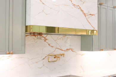 Kitchen - modern kitchen idea in Houston