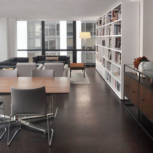 Bild på en stor funkis matplats med öppen planlösning, med vita väggar och korkgolv