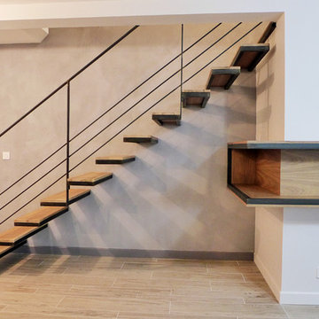 Un escalier et un caisson d'angle dans un esprit industriel