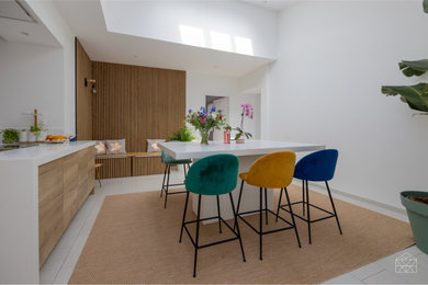 Idée de décoration pour une salle à manger ouverte sur le salon minimaliste avec un mur blanc, un sol en carrelage de céramique, un sol beige et verrière.