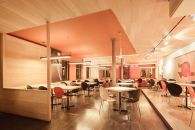 Immagine di una sala da pranzo moderna di medie dimensioni con pavimento in laminato