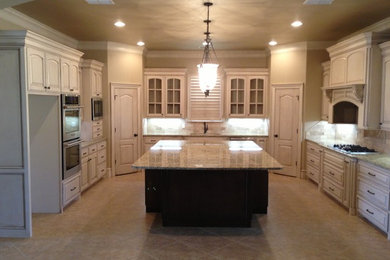 Example of a classic kitchen design in Austin