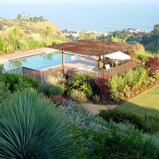 ロサンゼルスの大きい長方形モダンスタイルのおしゃれなプール (コンクリート板舗装	) の写真